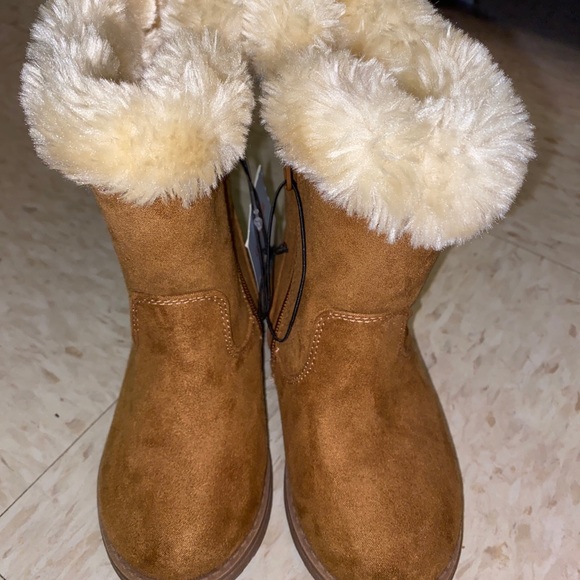 Cozy Tan Suede Boots with Cream Fur Lining - Picture 2 of 11